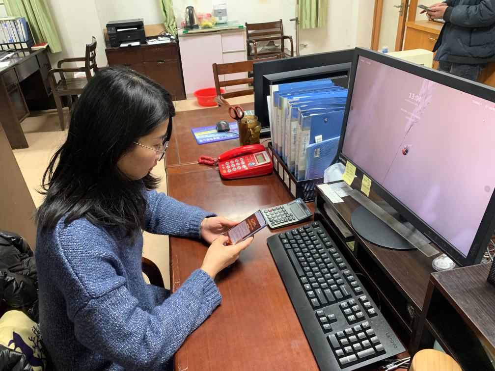 答題中大獎!冶金物資獲獎?wù)咧д小敖^緣體”變身“好運來”